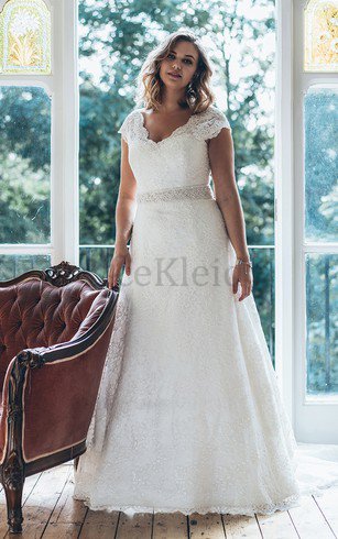 V-Ausschnitt Kurze Ärmeln Luxus Brautkleid aus Spitze mit Sweep Zug