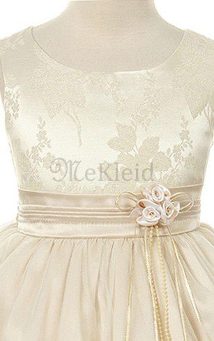 A-Line Schaufel-Ausschnitt Kurzes Blumenmädchenkleid aus Satin mit Blume