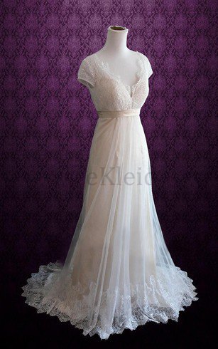 Klassisches Sweep Zug Tiefer V-Ausschnitt Brautkleid aus Tüll mit Gürtel