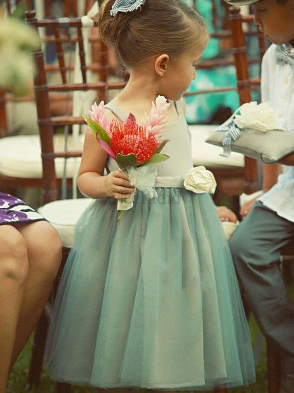 Normale Taille Ärmellos A-Linie Tüll Engelwurz Prinzessin Blumenmädchenkleid mit Blume
