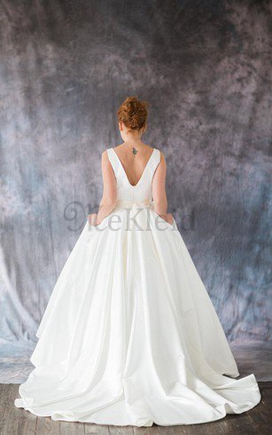 A-Linie V-Ausschnitt Natürliche Taile Bodenlanges Brautkleid aus Satin