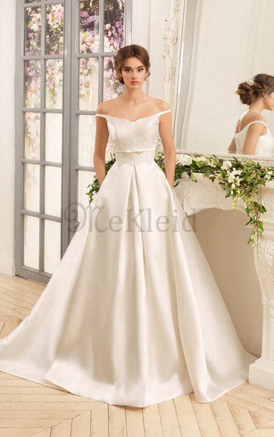 Sweep Zug Romantisches Bodenlanges Brautkleid mit Applike aus Satin