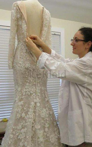 Klassisches Spitze Konservatives Brautkleid mit Blume mit Applike