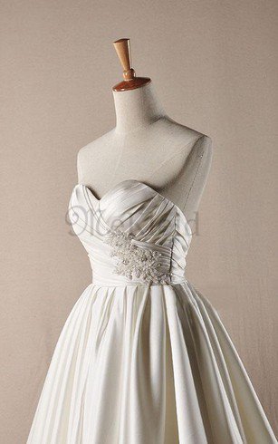 Spitze Herz-Ausschnitt Duchesse-Linie Perlenbesetztes Brautkleid mit Bordüre