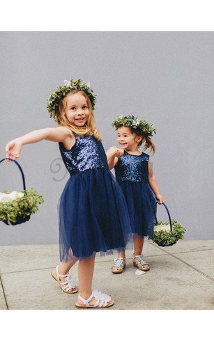 A-Line Tüll Juwel Ausschnitt Paillettenbesetztes Blumenmädchenkleid mit Blume