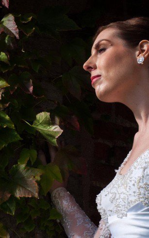 Zeitloses Perlenbesetztes Bodenlanges Brautkleid mit Applike mit V-Ausschnitt